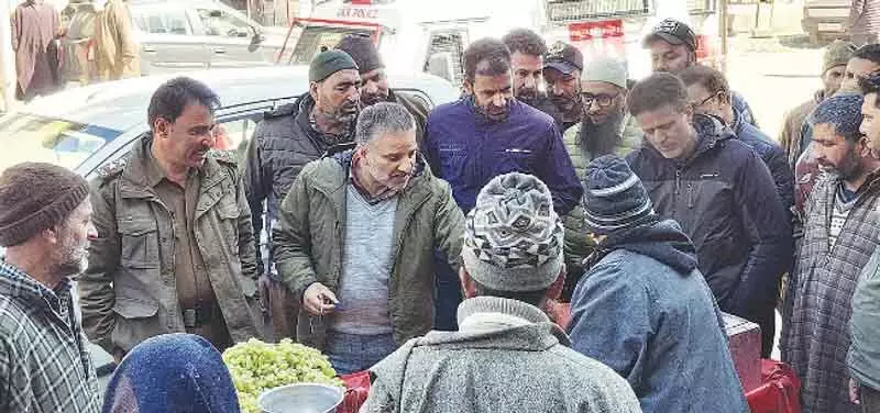 सोपोर में गुणवत्ता और उचित मूल्य सुनिश्चित करने को बाजार जांच की गई सोपोर में गुणवत्ता और उचित मूल्य सुनिश्चित करने को बाजार जांच की गई