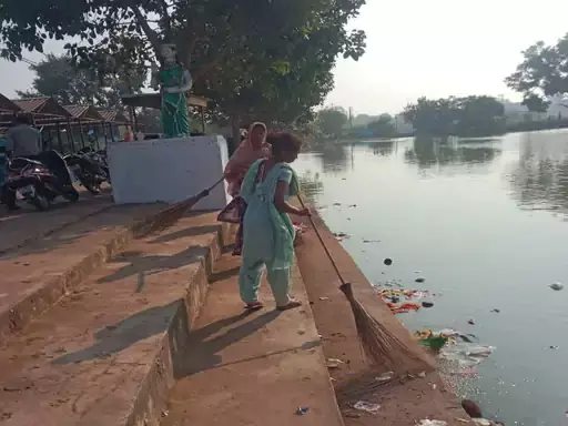 छठ महापर्व को लेकर रायपुर निगम जुटी तैयारियों में, घाटों की साफ-सफाई कराई छठ महापर्व को लेकर रायपुर निगम जुटी तैयारियों में, घाटों की साफ-सफाई कराई