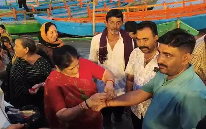 Mathura में भाई दूज पर सवा लाख श्रद्धालुओं ने यमुना में डुबकी लगाई Mathura में भाई दूज पर सवा लाख श्रद्धालुओं ने यमुना में डुबकी लगाई