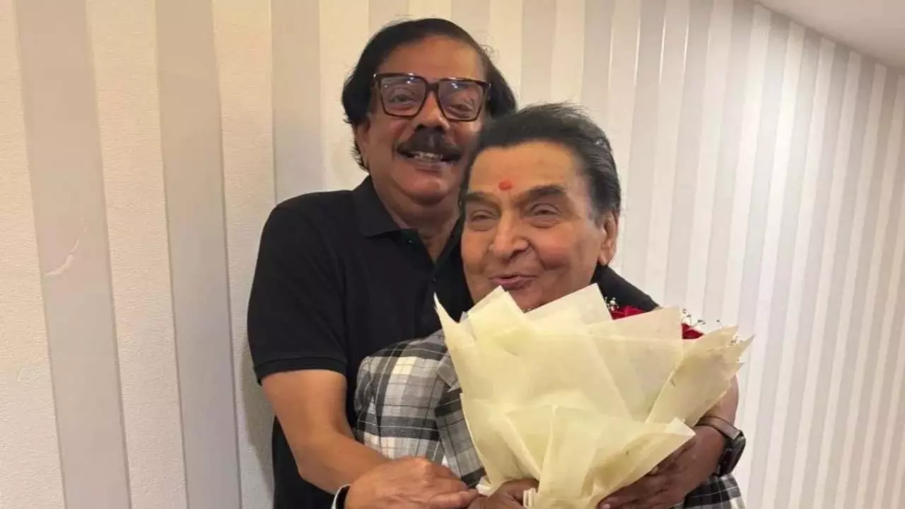 निर्देशक प्रियदर्शन ने दिवंगत अभिनेता Asrani की पुरानी तस्वीर के साथ उन्हें श्रद्धांजलि दी निर्देशक प्रियदर्शन ने दिवंगत अभिनेता Asrani की पुरानी तस्वीर के साथ उन्हें श्रद्धांजलि दी