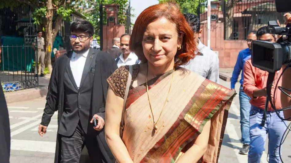 सोनम वांगचुक की पत्नी गीतांजलि आंगमो ने आईबी सर्विलांस में होने का किया दावा सोनम वांगचुक की पत्नी गीतांजलि आंगमो ने आईबी सर्विलांस में होने का किया दावा