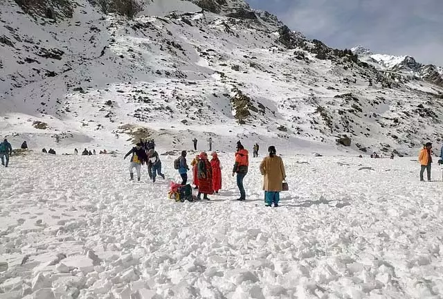 हिमाचल प्रदेश बर्फ से ढका हुआ है: टूरिस्ट खुश हिमाचल प्रदेश बर्फ से ढका हुआ है: टूरिस्ट खुश