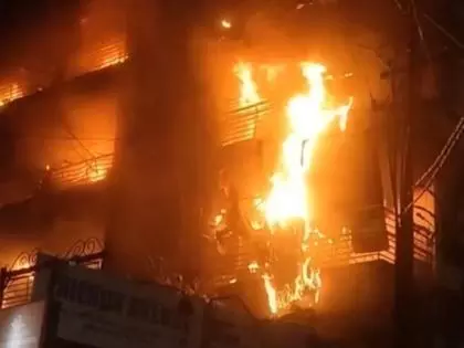 Ghaziabad: इंदिरापुरम में 5 मंजिला इमारत में भीषण आग लगी Ghaziabad: इंदिरापुरम में 5 मंजिला इमारत में भीषण आग लगी