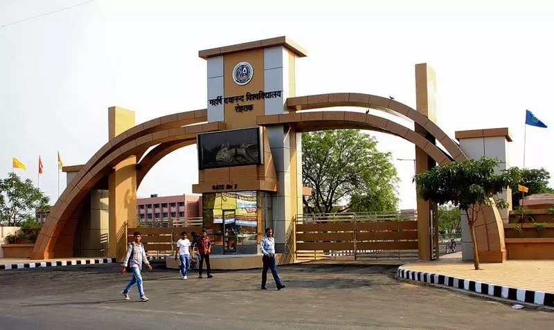 Sirsa में दिवाली की आतिशबाजी के बीच किसानों ने जलाई फसलें Sirsa में दिवाली की आतिशबाजी के बीच किसानों ने जलाई फसलें