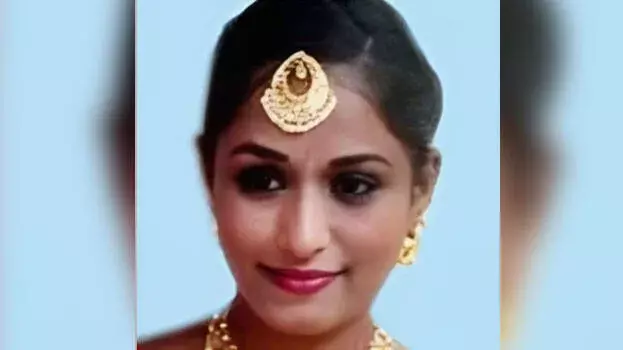 kerala : महिला ने पति के घर में फंदे से लटकी मिली; परिवार ने रहस्य का आरोप लगाया kerala : महिला ने पति के घर में फंदे से लटकी मिली; परिवार ने रहस्य का आरोप लगाया