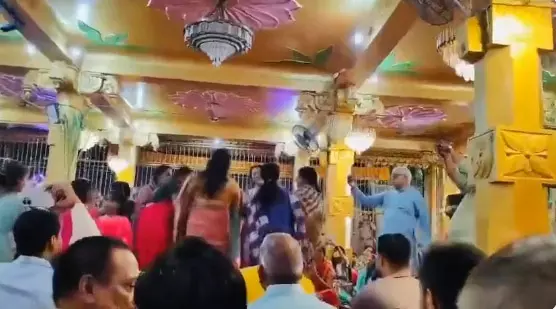 कलेक्टर साहिबा भजन-कीर्तन पर भक्तों संग झूमी, VIDEO वायरल कलेक्टर साहिबा भजन-कीर्तन पर भक्तों संग झूमी, VIDEO वायरल