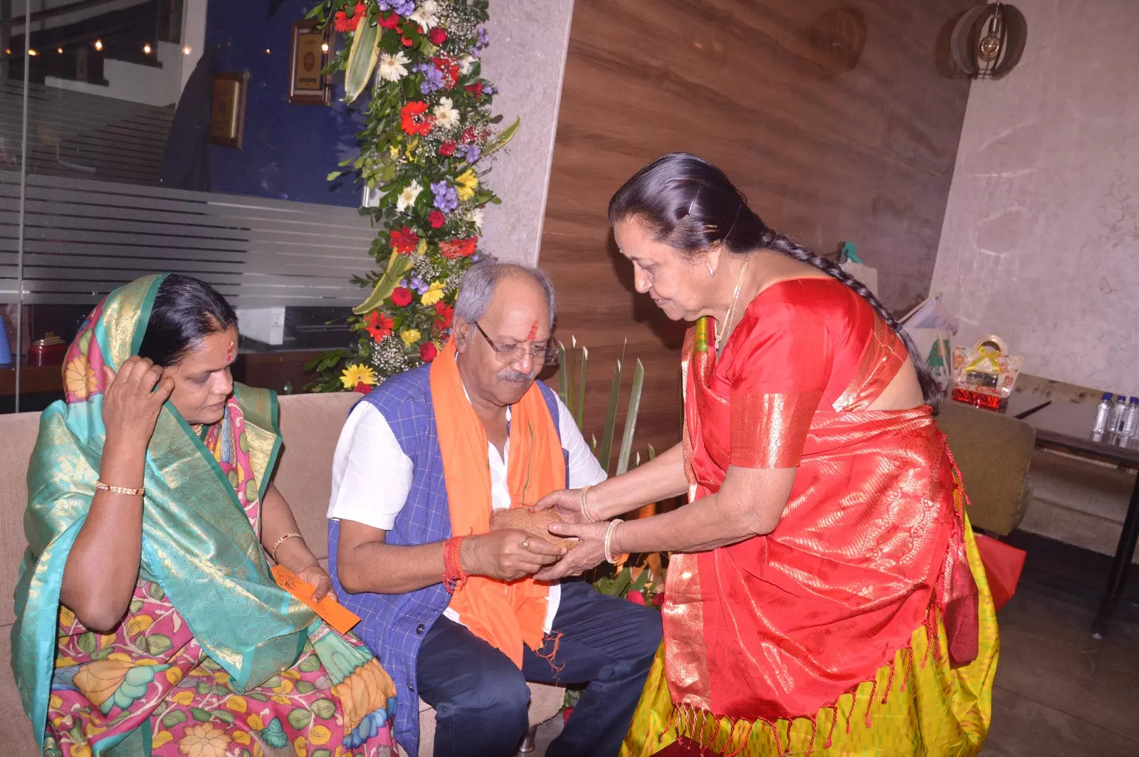 सांसद बृजमोहन अग्रवाल ने भाई दूज पर बहन से तिलक व आशीर्वाद लिया सांसद बृजमोहन अग्रवाल ने भाई दूज पर बहन से तिलक व आशीर्वाद लिया