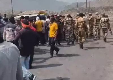 CISF ने जबरन लाठियां बरसाई, गेवरा खदान में कई भू स्थापित ग्रामीण घायल CISF ने जबरन लाठियां बरसाई, गेवरा खदान में कई भू स्थापित ग्रामीण घायल