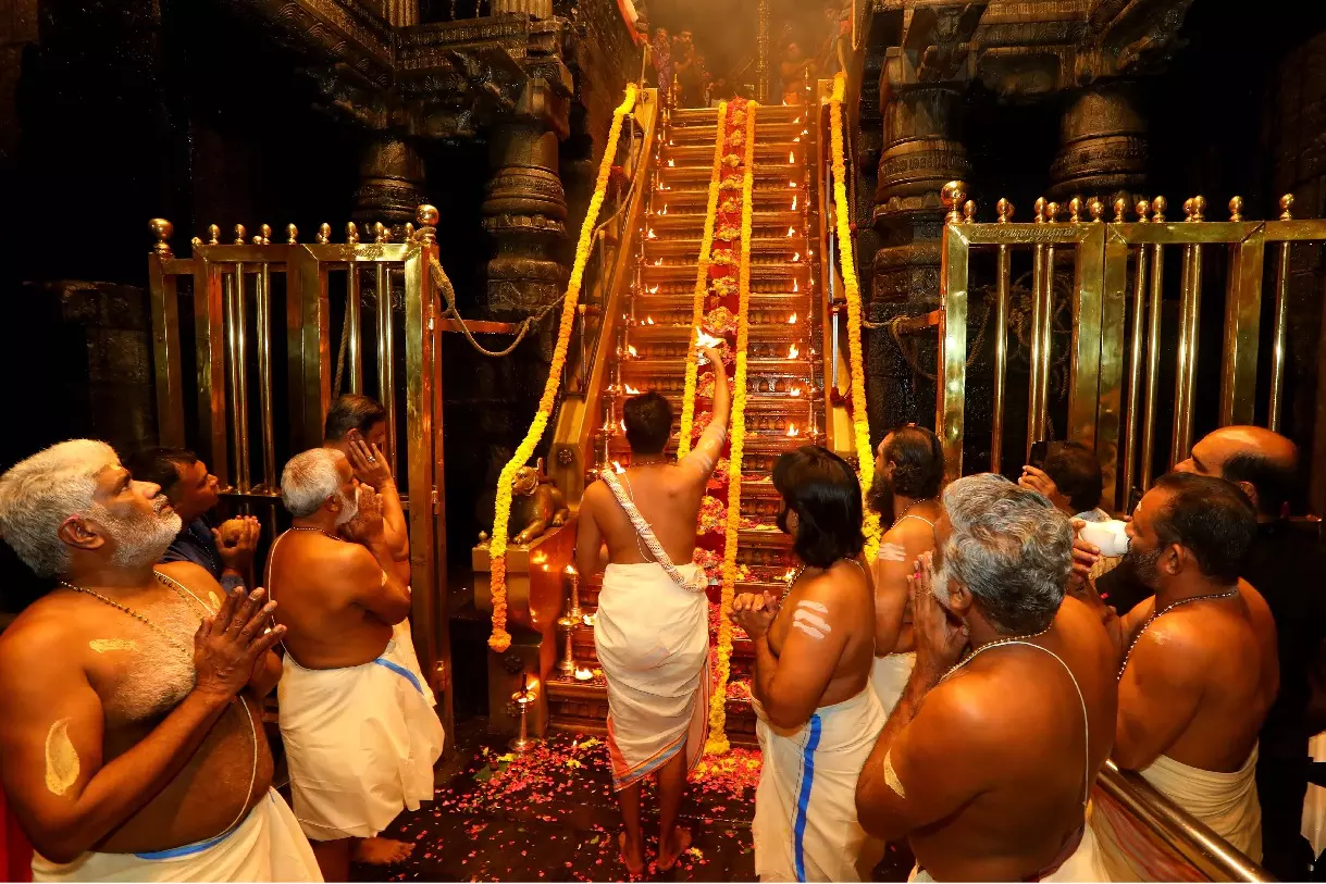 Sabarimala सोना घोटाला मामला: पूर्व अधिकारी मुरारी बाबू को SIT ने हिरासत में लिया Sabarimala सोना घोटाला मामला: पूर्व अधिकारी मुरारी बाबू को SIT ने हिरासत में लिया