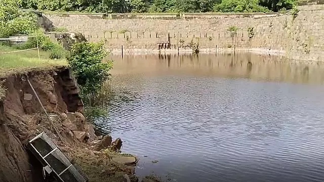 लगातार बारिश: वेल्लोर किले की खाई की दीवार ढह गई लगातार बारिश: वेल्लोर किले की खाई की दीवार ढह गई