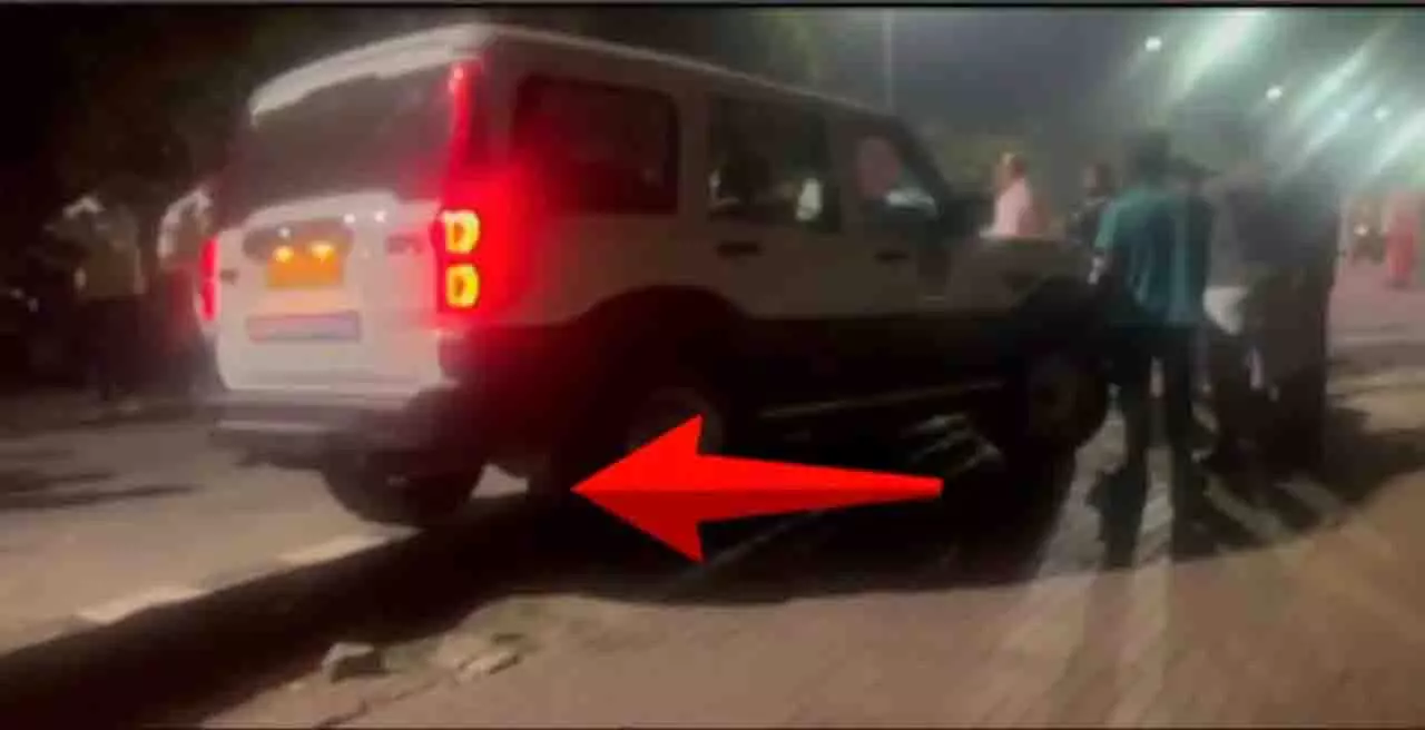 Bhubaneswar में नयापल्ली पुलिस अधिकारी की कार दुकान से टकराई Bhubaneswar में नयापल्ली पुलिस अधिकारी की कार दुकान से टकराई