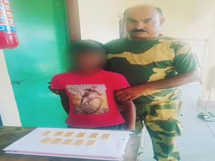 BSF ने भारत-बांग्लादेश सीमा पर 11 सोने के बिस्कुट के साथ नाबालिग को पकड़ा BSF ने भारत-बांग्लादेश सीमा पर 11 सोने के बिस्कुट के साथ नाबालिग को पकड़ा