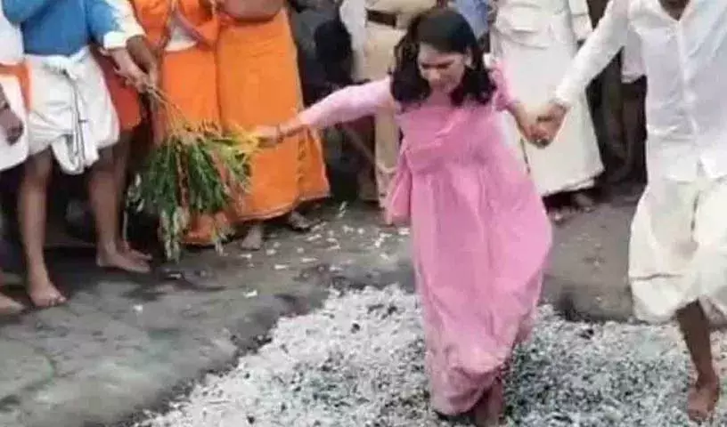 Hasanamba मंदिर में आग पर चलने वाले आईएएस अधिकारी Hasanamba मंदिर में आग पर चलने वाले आईएएस अधिकारी