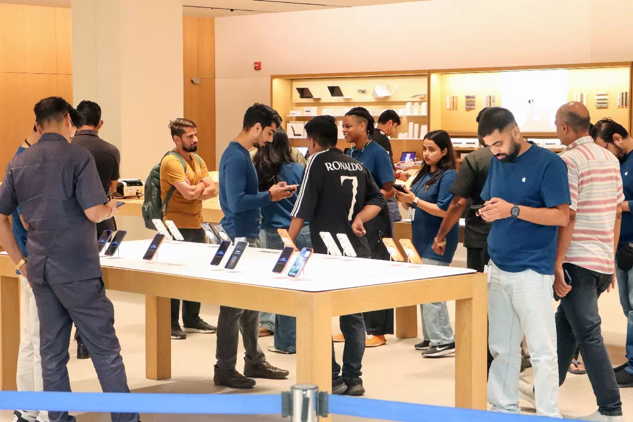 Apple ने 2025 की तीसरी तिमाही में भारत को रिकॉर्ड 4.9 मिलियन आईफोन भेजे Apple ने 2025 की तीसरी तिमाही में भारत को रिकॉर्ड 4.9 मिलियन आईफोन भेजे