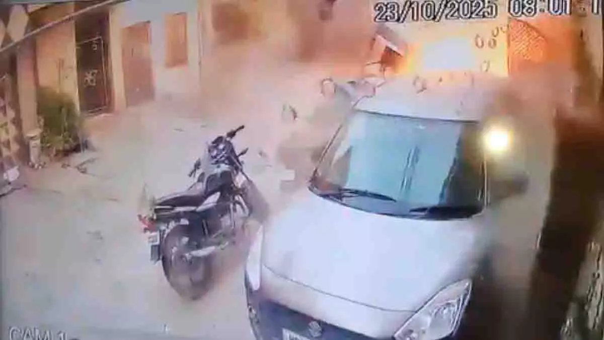 Karnal: रामनगर इलाके में गैस सिलेंडर फटने से मची अफरा-तफरी Karnal: रामनगर इलाके में गैस सिलेंडर फटने से मची अफरा-तफरी