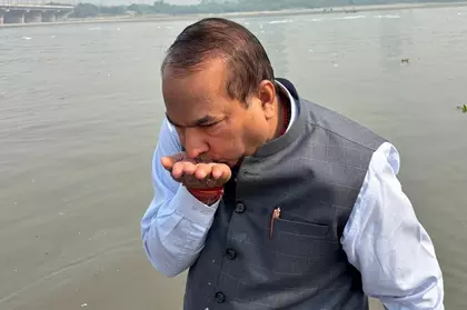 Delhi भाजपा नेता ने यमुना का पानी पीकर दिखाया भरोसा Delhi भाजपा नेता ने यमुना का पानी पीकर दिखाया भरोसा