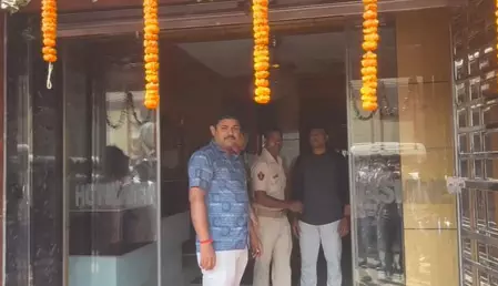 संदिग्धों की टोली देख स्थानीय लोग हुए अलर्ट, पुलिस को दी सूचना, हिरासत में 30 संदिग्धों की टोली देख स्थानीय लोग हुए अलर्ट, पुलिस को दी सूचना, हिरासत में 30