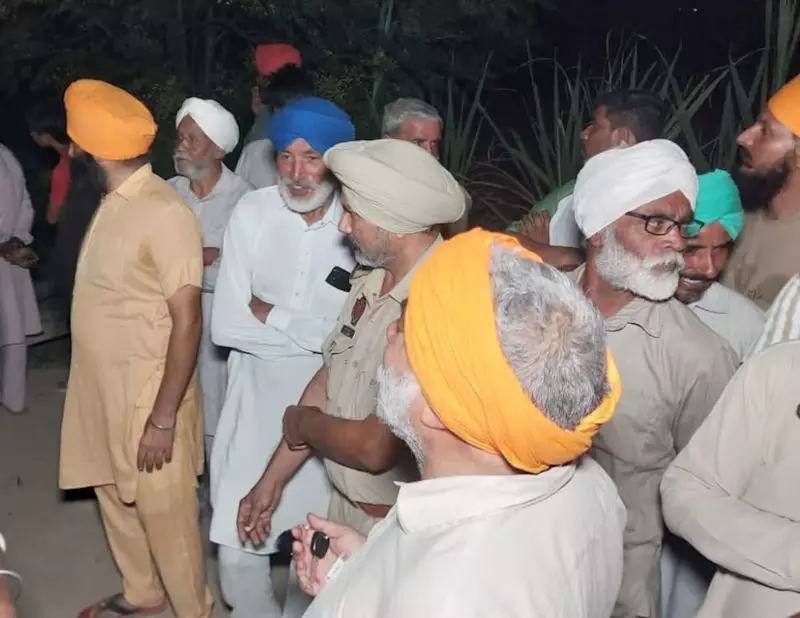 मानसा में किसानों ने अधिकारियों को चालान काटने से रोका मानसा में किसानों ने अधिकारियों को चालान काटने से रोका