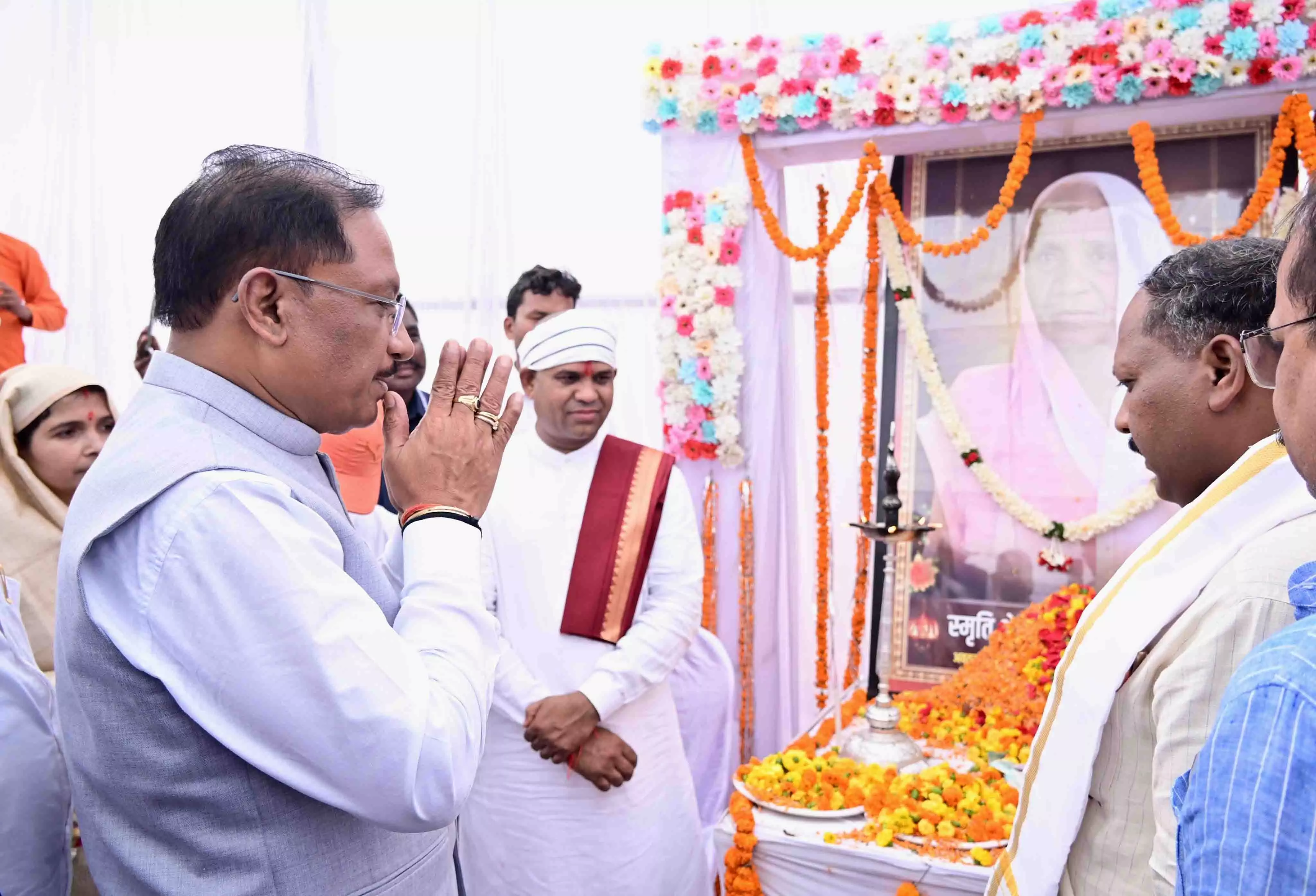 मुख्यमंत्री साय विधायक की माताजी की तेरहवीं एवं श्रद्धांजलि सभा में शामिल हुए मुख्यमंत्री साय विधायक की माताजी की तेरहवीं एवं श्रद्धांजलि सभा में शामिल हुए