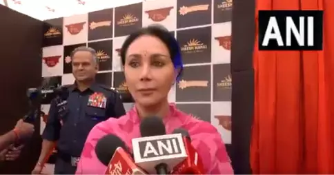उपमुख्यमंत्री दिया कुमारी ने महाराजा भवानि सिंह की वैक्स प्रतिमा का अनावरण किया उपमुख्यमंत्री दिया कुमारी ने महाराजा भवानि सिंह की वैक्स प्रतिमा का अनावरण किया