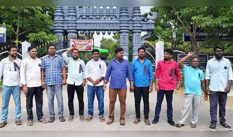 Kakatiya University छात्र संघ के नेताओं ने कांग्रेस पार्टी के नेताओं पर निशाना साधा Kakatiya University छात्र संघ के नेताओं ने कांग्रेस पार्टी के नेताओं पर निशाना साधा