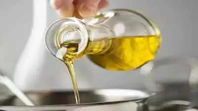 तली हुई चीज़ों का बचा हुआ Oil सही तरीके से दोबारा इस्तेमाल कैसे करें तली हुई चीज़ों का बचा हुआ Oil सही तरीके से दोबारा इस्तेमाल कैसे करें