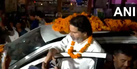 सुराज पार्टी के संस्थापक प्रशांत किशोर ने रोडशो किया सुराज पार्टी के संस्थापक प्रशांत किशोर ने रोडशो किया