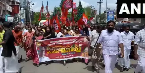भाजपा ने गुरुवायुर मंदिर ऑडिट अनियमितताओं के खिलाफ प्रदर्शन किया भाजपा ने गुरुवायुर मंदिर ऑडिट अनियमितताओं के खिलाफ प्रदर्शन किया