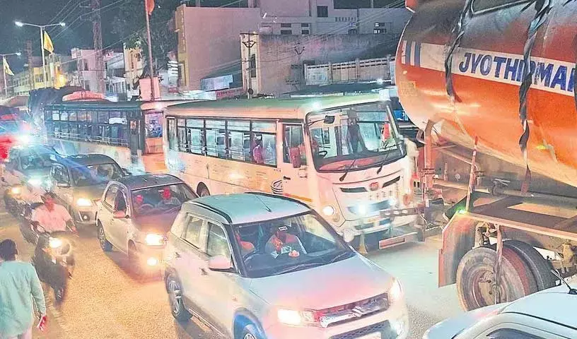 Puranapool और हाईकोर्ट इलाकों में भारी ट्रैफिक जाम Puranapool और हाईकोर्ट इलाकों में भारी ट्रैफिक जाम