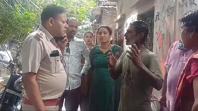 Petrol हमले के बाद आरोपी पार्षद के समर्थकों में गुस्सा फूटा Petrol हमले के बाद आरोपी पार्षद के समर्थकों में गुस्सा फूटा