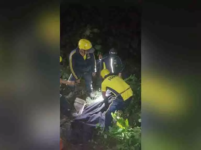उत्तराखंड: टिहरी में हादसा, शादी के मेहमानों से भरी SUV खाई में गिरी उत्तराखंड: टिहरी में हादसा, शादी के मेहमानों से भरी SUV खाई में गिरी