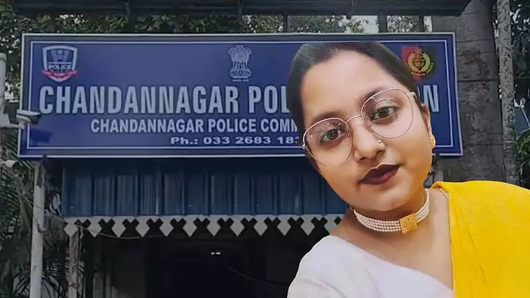 Chandannagar में पत्र लिखकर युवती ने गंगा में छलांग लगाई Chandannagar में पत्र लिखकर युवती ने गंगा में छलांग लगाई