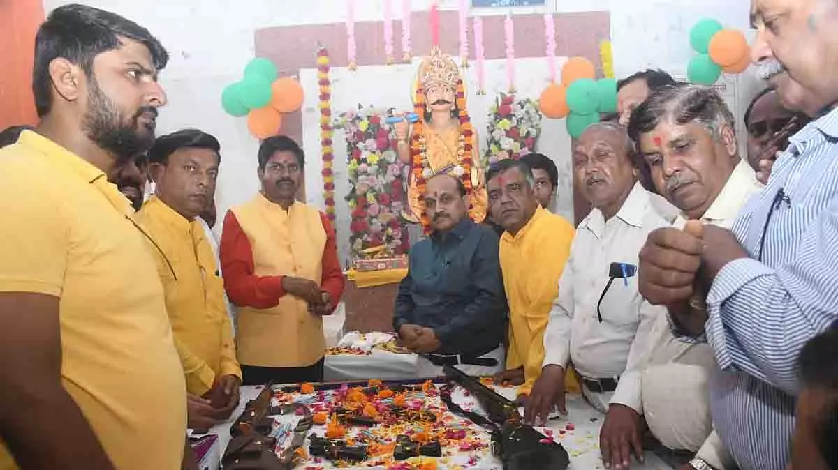 Uttar Pradesh: कायस्थ समुदाय ने लखनऊ में यम द्वितीया पर शस्त्र पूजा की Uttar Pradesh: कायस्थ समुदाय ने लखनऊ में यम द्वितीया पर शस्त्र पूजा की
