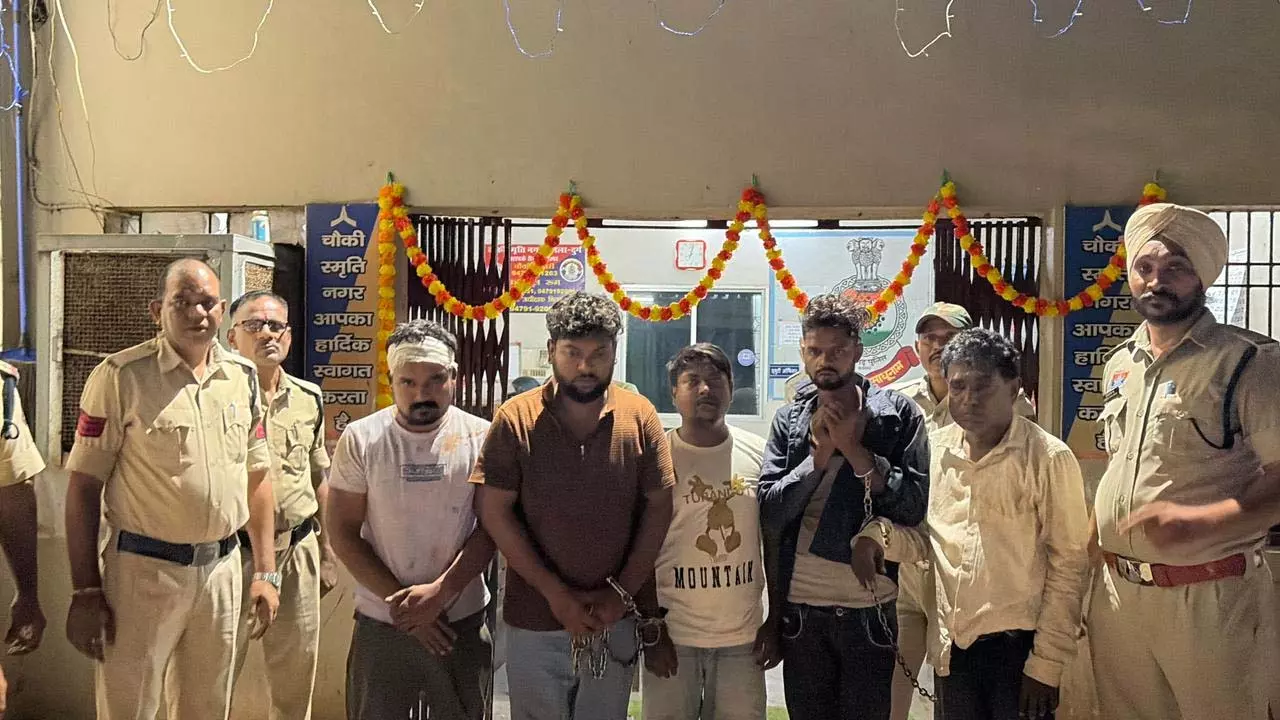 सूर्या मॉल में महिला से छेड़छाड़ और पुलिस के साथ मारपीट, पांच आरोपी गिरफ्तार सूर्या मॉल में महिला से छेड़छाड़ और पुलिस के साथ मारपीट, पांच आरोपी गिरफ्तार