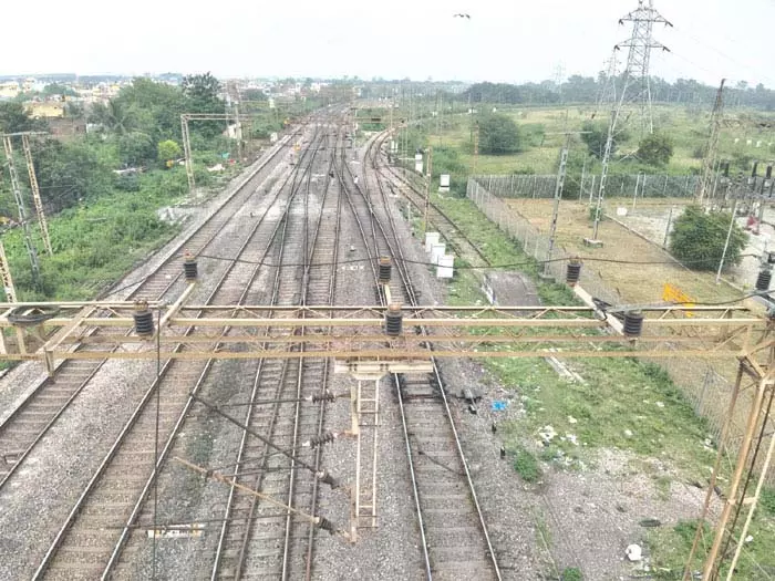 शीतकालीन गश्त से पहले रेलवे ट्रैक में अव्यवस्थाएं उजागर शीतकालीन गश्त से पहले रेलवे ट्रैक में अव्यवस्थाएं उजागर