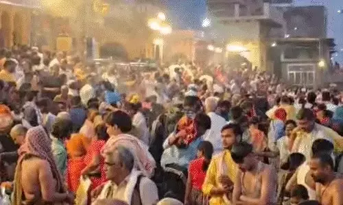 यमुना स्नान के लिए उमड़ी लाखों की भीड़, माना जाता है अकाल मृत्यु से मुक्ति का उपाय यमुना स्नान के लिए उमड़ी लाखों की भीड़, माना जाता है अकाल मृत्यु से मुक्ति का उपाय