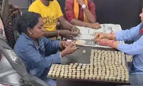 किसान पिता ने बेटी को दिवाली गिफ्ट में दिया स्कूटी, 6 महीने से जमा कर रहे थे पैसे किसान पिता ने बेटी को दिवाली गिफ्ट में दिया स्कूटी, 6 महीने से जमा कर रहे थे पैसे