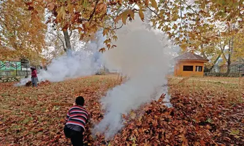 कश्मीर प्रशासन ने सर्दियों से पहले अग्नि सुरक्षा कड़ी कर दी