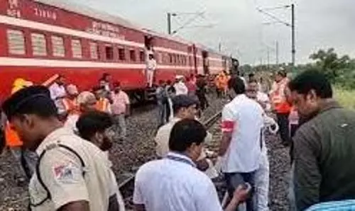 Assam: रेलवे ट्रैक पर जोरदार धमाका, IED ब्लास्ट की आशंका Assam: रेलवे ट्रैक पर जोरदार धमाका, IED ब्लास्ट की आशंका