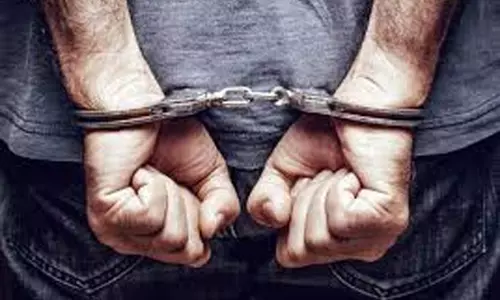 जुआ में लंबा हाथ मारने बैठे थे नेता और व्यापारी, महासमुंद के होटल से 17 गिरफ्तार जुआ में लंबा हाथ मारने बैठे थे नेता और व्यापारी, महासमुंद के होटल से 17 गिरफ्तार