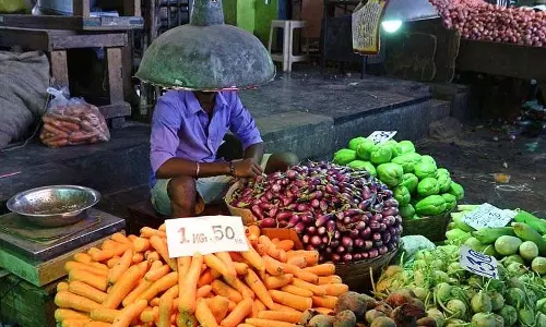 बारिश से सप्लाई कम हुई: सब्जियों के दाम तेज़ी से बढ़े बारिश से सप्लाई कम हुई: सब्जियों के दाम तेज़ी से बढ़े