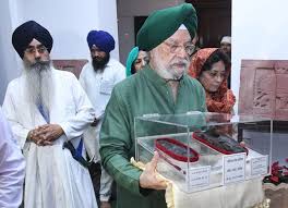 Union Minister Hardeep Puri  गुरु गोबिंद सिंह के ‘जोरे साहिब’ को डीएसजीएमसी को सौंपा