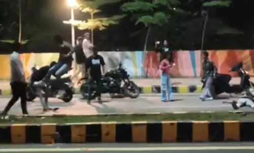 बिलासपुर शहर के बीच सड़क में गुंडई, युवकों के 2 गुट भिड़े