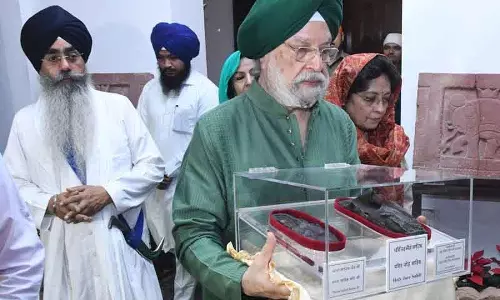 हरदीप पुरी ने जोरे साहिब DSGMC को सौंपा, पीएम ने श्रद्धालुओं से दर्शन की अपील हरदीप पुरी ने जोरे साहिब DSGMC को सौंपा, पीएम ने श्रद्धालुओं से दर्शन की अपील