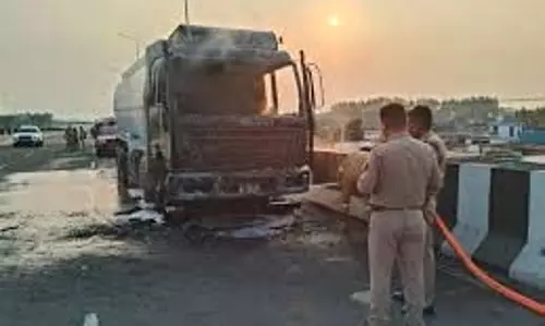 Up News: एविएशन फ्यूल ले जा रहे  ट्रक में लगी आग