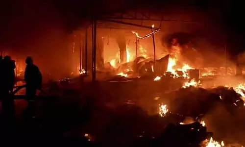 Delhi : रानी गार्डन झुग्गी इलाके में भीषण आग लग गई