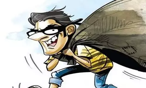 Bengaluru : फूड डिलीवरी बॉय से मोबाइल फोन चुराने के आरोप में चार नेपाली नागरिक गिरफ्तार Bengaluru : फूड डिलीवरी बॉय से मोबाइल फोन चुराने के आरोप में चार नेपाली नागरिक गिरफ्तार