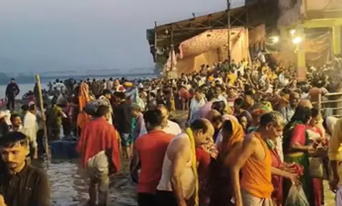 मथुरा में भाई दूज पर उमड़ी भक्तों की भीड़, 1.25 लाख श्रद्धालुओं ने यमुना में डुबकी लगाई