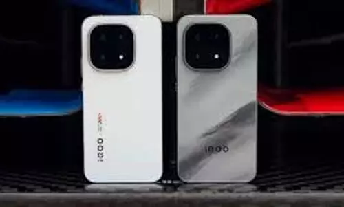 iQOO 15 Launched with Snapdragon 8 Elite Gen 5:7000mAh बैटरी के साथ iQOO 15 की धमाकेदार एंट्री, जानें कीमत