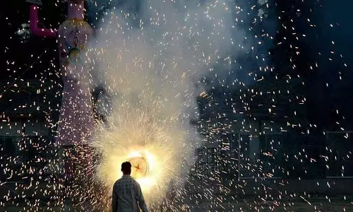 Indore : 18 लोग झुलसे, आंखों की रोशनी गई, कॉर्नियल डैमेज Indore : 18 लोग झुलसे, आंखों की रोशनी गई, कॉर्नियल डैमेज